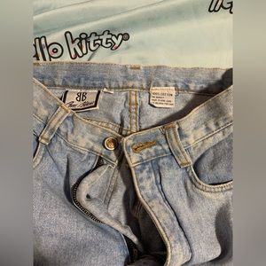 Mom jeans, trendy, fits 5’0-5’3